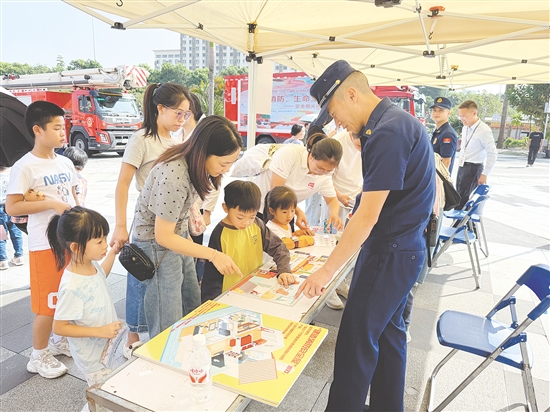 在参与互动游戏的过程中，市民沉浸式学习消防知识。