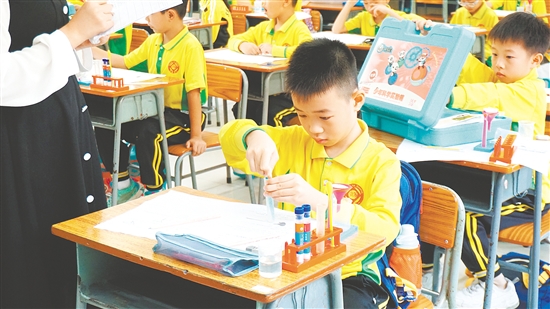 活动中,同学们动手做实验。 活动中,同学们动手做实验。