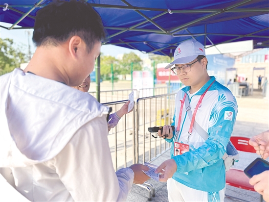 “小海豚”志愿者团队经过严格筛选和系统培训后正式上岗，服务岗位涵盖跟车随车、颁奖礼仪、场地服务、反兴奋剂检查、安保安检、功能区引导、通用接待以及酒店服务八大核心领域。