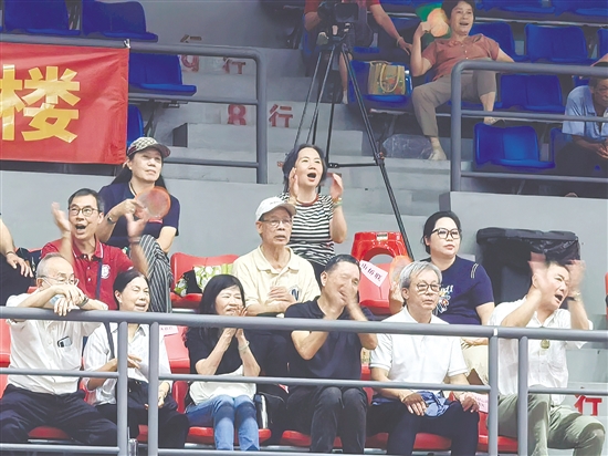 比赛现场，港澳同胞、海外乡亲纷纷为自家代表队加油助威。