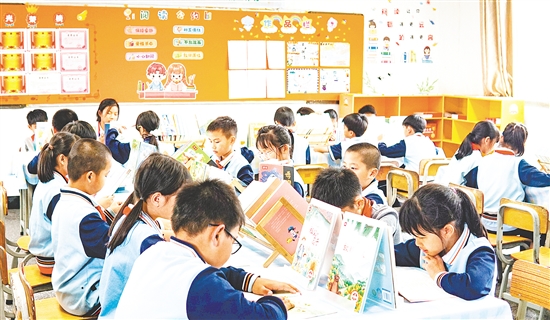 学生在阅读室里津津有味地读书。 学生在阅读室里津津有味地读书。