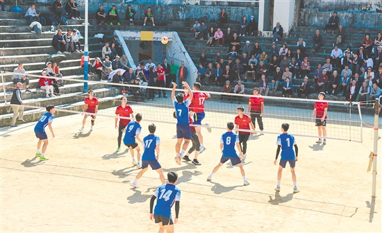 大会期间，激烈的排球比赛等系列活动轮番上演。