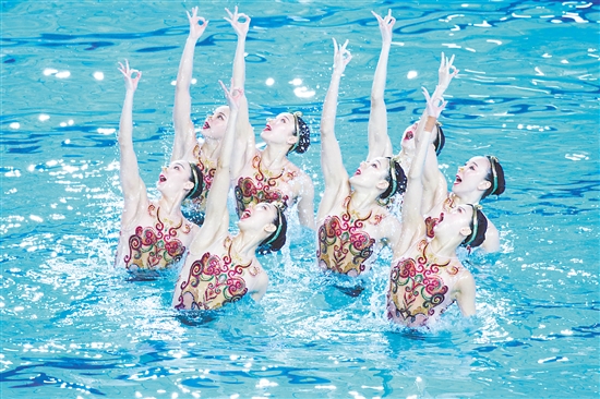 昨日上午，十五运会花样游泳项目在江门体育中心游泳馆拉开帷幕。