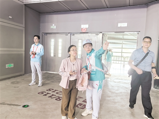 志愿者在场馆内为观众提供指引。 志愿者在场馆内为观众提供指引。