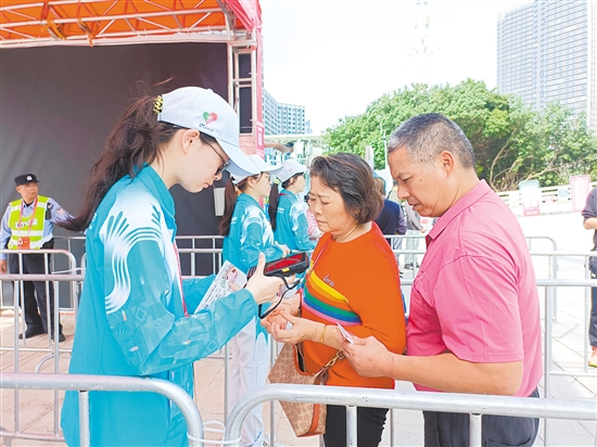 志愿者在场馆外为观众检票。 志愿者在场馆外为观众检票。