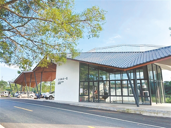 共和镇平汉交易中心造型独特。