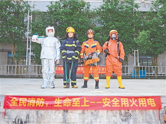 消防员展示各类消防服,宣传安全用火用电理念。 消防员展示各类消防服,宣传安全用火用电理念。