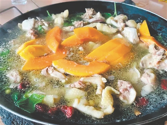 茶山水浸鸡是来到茶山必点的招牌菜。 茶山水浸鸡是来到茶山必点的招牌菜。