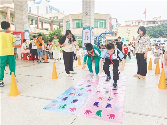雅瑶镇宝瑶小学通过举办心理游园会等多种心理健康活动,筑牢学生心理健康防线。 雅瑶镇宝瑶小学通过举办心理游园会等多种心理健康活动,筑牢学生心理健康防线。