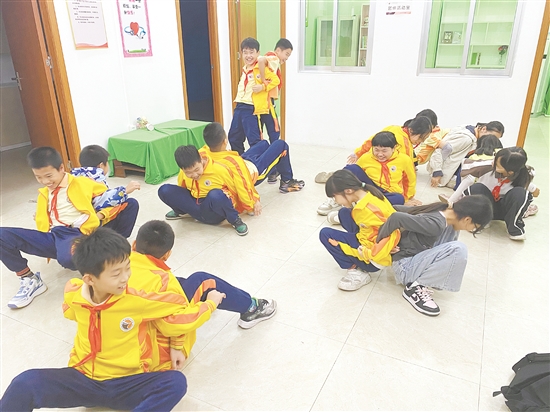 沙坪街道第七小学成立心理健康社团“阳光心理社”,设计多种团体辅导游戏,帮助大家放松心情、释放压力。 沙坪街道第七小学成立心理健康社团“阳光心理社”,设计多种团体辅导游戏,帮助大家放松心情、释放压力。