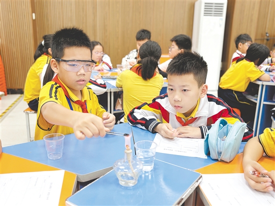 示范课开展小实验,引领学生更好地理解课堂知识,打造高效的科学课堂。 示范课开展小实验,引领学生更好地理解课堂知识,打造高效的科学课堂。