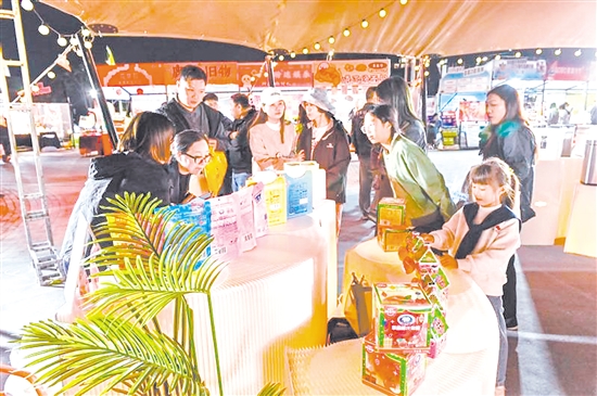 展销区吸引不少市民驻足了解。 展销区吸引不少市民驻足了解。