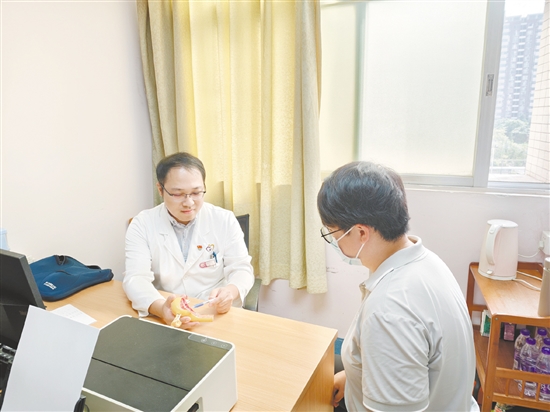 医生为患者科普子宫肌瘤知识。