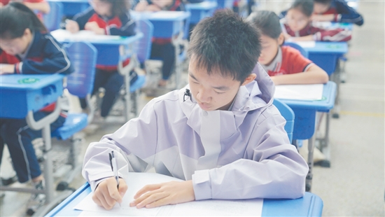 选手们正在奋笔疾书。