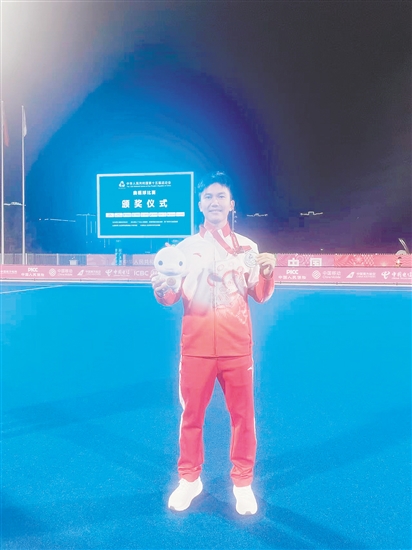 李荣亮助力广东队获得男子曲棍球银牌。