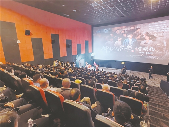 《神秘家书》自昨日起在全国院线公映,以光影之力向全国观众讲述江门开平的华侨故事。 《神秘家书》自昨日起在全国院线公映,以光影之力向全国观众讲述江门开平的华侨故事。