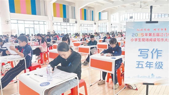 现场作文大赛赛场内，小选手们或低头沉思，或奋笔疾书，工整的字迹伴随着纸笔摩擦的细响，将构思与感悟倾注于字里行间。