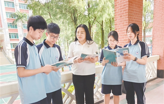 教师尹杰在辅导学生。