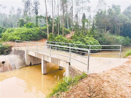 新修的机耕桥便利村民出行。