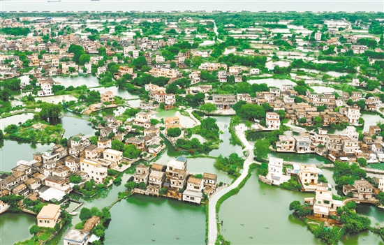 双桥村统筹27个经济合作社的43公顷鱼塘及耕地，试行“点状供地”政策，采取“不征不转”方式与央企华侨城集团合作开发古劳水乡农旅项目，带动村集体增收约300万元。