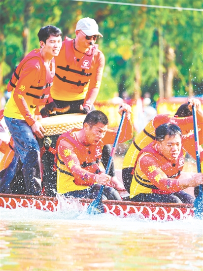 划手们正奋力划船,展开激烈角逐。 划手们正奋力划船,展开激烈角逐。