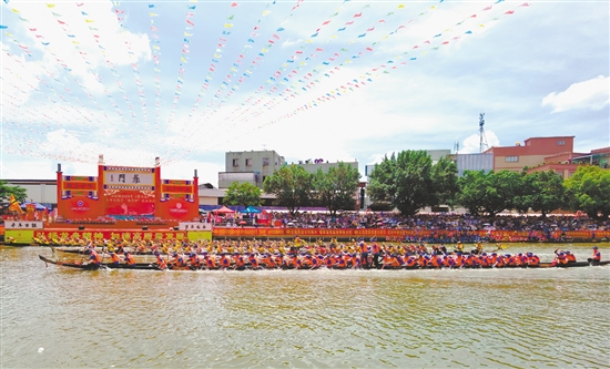 每年的司前龙舟竞渡上演水上“速度与激情”,吸引大批港澳乡亲回乡观赛。 每年的司前龙舟竞渡上演水上“速度与激情”,吸引大批港澳乡亲回乡观赛。