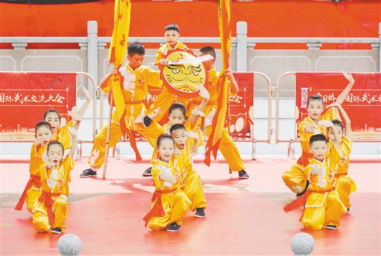 黄冲小学以武术为媒，将体育课变成文化传承的课堂。郭永乐