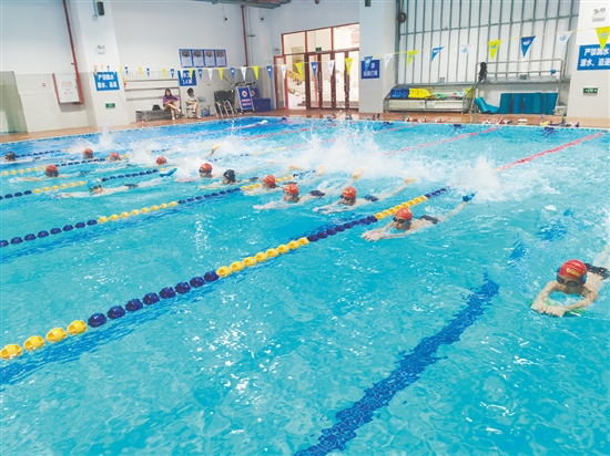 平山小学游泳队每天坚持训练。