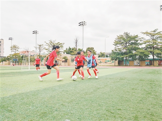 新会东区学校女足队员们在操场上尽情奔跑、拼抢。