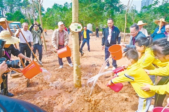 海内外乡亲一同为家乡添绿。