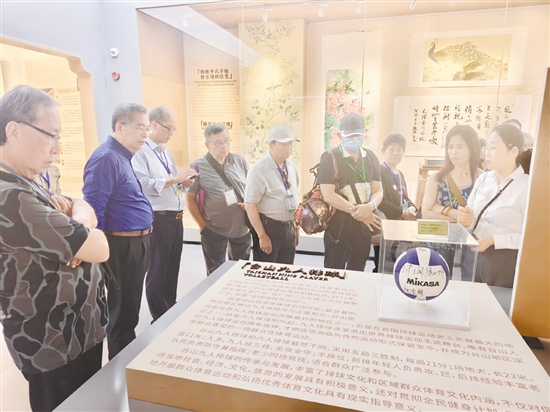 访问团成员以脚步丈量侨乡大地，在古村风貌、文化遗存与乡村新景中，感受祖国、故乡的发展脉搏。