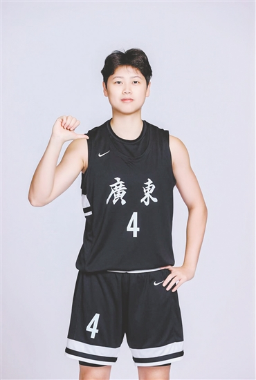 竞技场上，钟佳丽持续突破自我，在十五运会站上最高领奖台。受访者供图