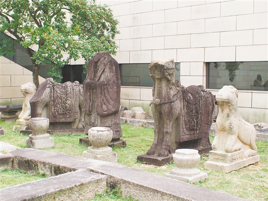 文边村出土的“卧羊”已被鹤山市博物馆永久保存,与此前收藏“望柱”“蹲虎”“立马”“翁仲”共同陈列于中庭。 文边村出土的“卧羊”已被鹤山市博物馆永久保存,与此前收藏“望柱”“蹲虎”“立马”“翁仲”共同陈列于中庭。