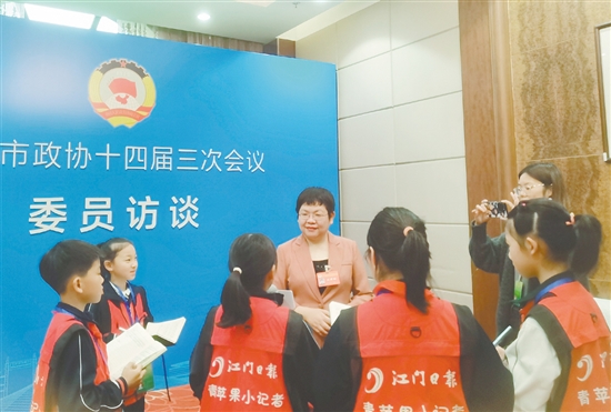 傅健接受青苹果小记者采访。