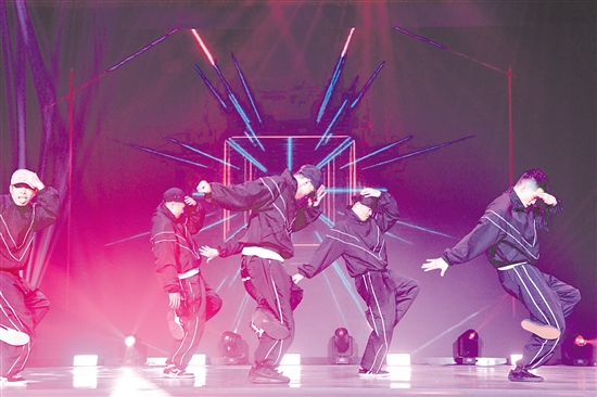 舞台上，两岸街舞爱好者带来各自的拿手节目，以舞会友。