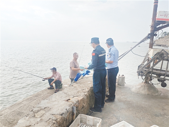 执法员组成宣传队深入渔港渔村，通过案例解读等形式，提升公众护岛意识。