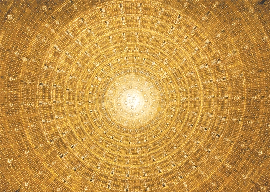 运行仅2个多月，江门中微子实验发布首个物理成果，两大关键参数刷新世界测量精度纪录。图为中心探测器球内“星空”。刘悦湘