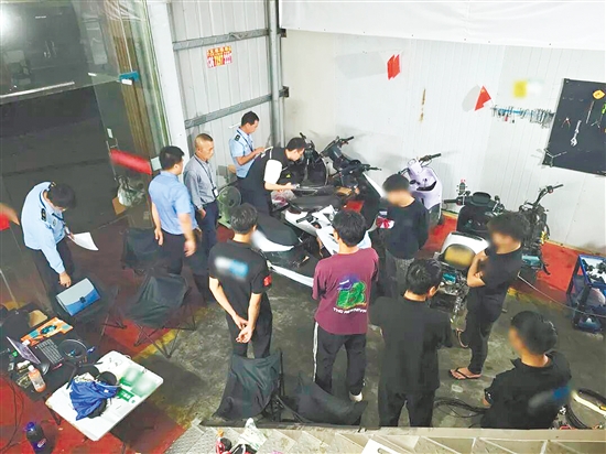 江海区组织联合执法,查处电动自行车非法改装行为。 江海区组织联合执法,查处电动自行车非法改装行为。