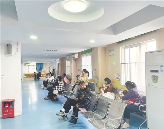 今年市民接种流感疫苗的意愿比往年更强。 今年市民接种流感疫苗的意愿比往年更强。