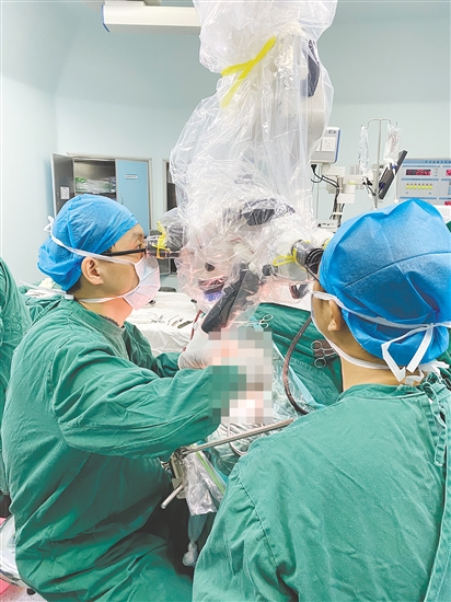 医生对患者进行手术。 医生对患者进行手术。