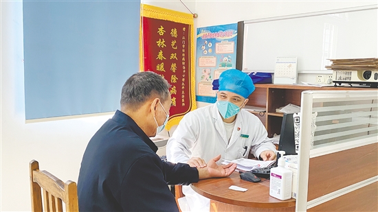 医生询问患者情况。 医生询问患者情况。