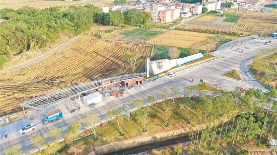 位于牛江镇高速出入口，集省道驿站、超充停车场于一体的新综合体，正在搭建钢结构。