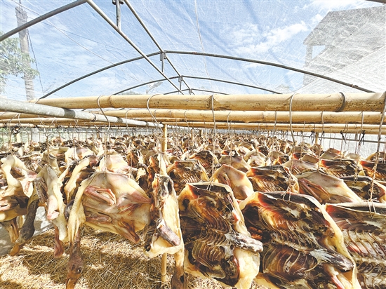 那吉腊鸭香气四溢。