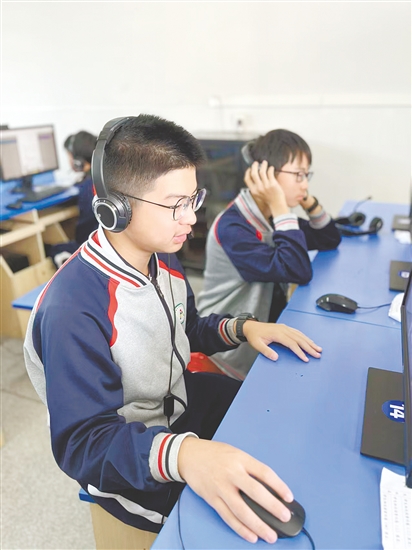 学生正在进行艺术测评。 学生正在进行艺术测评。