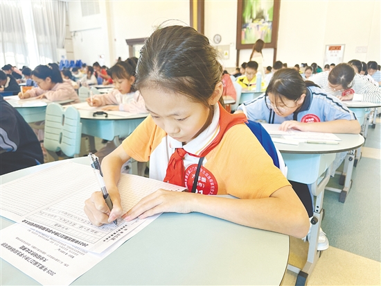 选手们奋笔疾书。