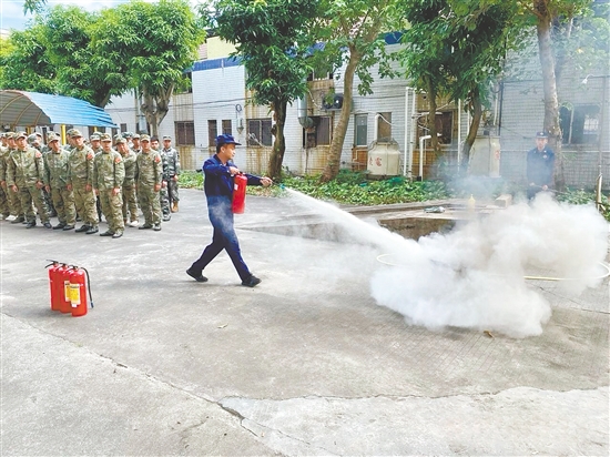 参训人员学习操作灭火器扑灭明火，有效提升对初期火灾的快速响应和协同处置能力。