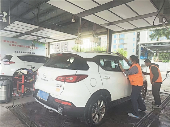 “喜憨儿”在为客户洗车。 “喜憨儿”在为客户洗车。