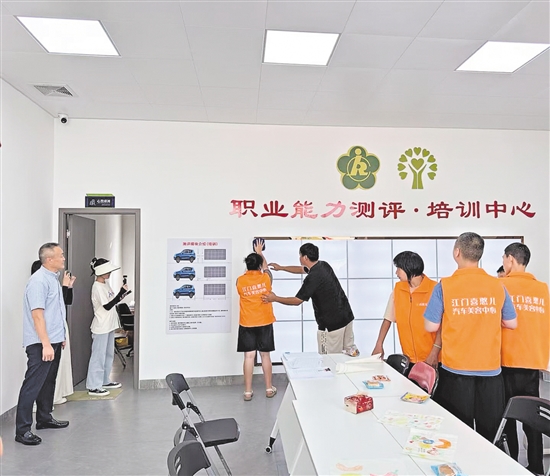 洗车中心负责人在对“喜憨儿”进行洗车培训。 洗车中心负责人在对“喜憨儿”进行洗车培训。