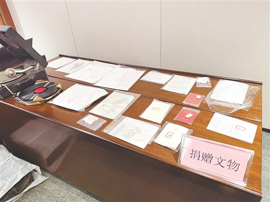 这批实物资料既有见证抗战岁月的飞行史料,也有战后生活实物,为侨乡深挖“航空救国”历史、传承华侨爱国精神注入重要力量。 这批实物资料既有见证抗战岁月的飞行史料,也有战后生活实物,为侨乡深挖“航空救国”历史、传承华侨爱国精神注入重要力量。