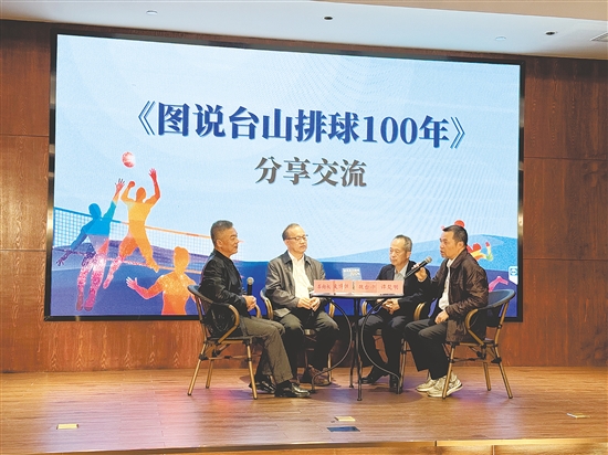 岑向权（左一）交流分享新书内容。